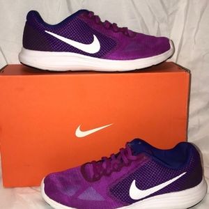 NIKE Revolution 3